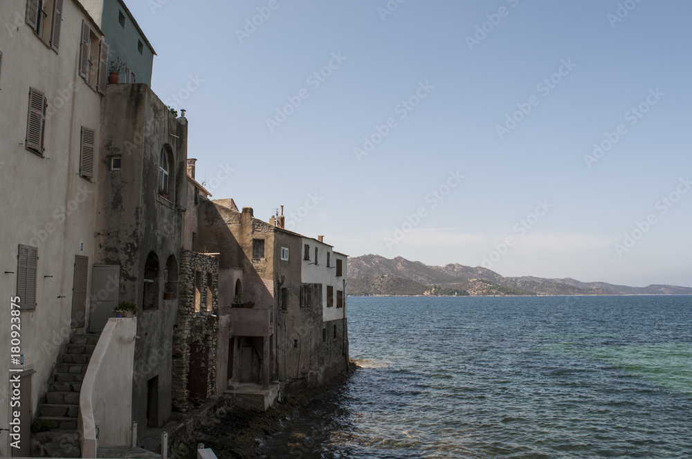 Corsica, 29/08/2017: lo skyline di Saint-Florent (San Fiorenzo), popolare villaggio di pescatori sulla costa ovest dell'Alta Corsica, chiamato la Saint-Tropez corsa Corsica, 29/08/2017: lo skyline di Saint-Florent (San Fiorenzo), popolare villaggio di pescatori sulla costa ovest dell'Alta Corsica, chiamato la Saint-Tropez corsa