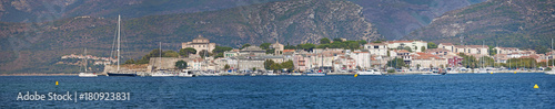 Corsica, 29/08/2017: lo skyline di Saint-Florent (San Fiorenzo), villaggio di pescatori sulla costa ovest dell'Alta Corsica chiamato la Saint-Tropez corsa, visto dalla spiaggia Plage de la Roya