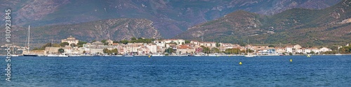 Corsica, 29/08/2017: lo skyline di Saint-Florent (San Fiorenzo), villaggio di pescatori sulla costa ovest dell'Alta Corsica chiamato la Saint-Tropez corsa, visto dalla spiaggia Plage de la Roya