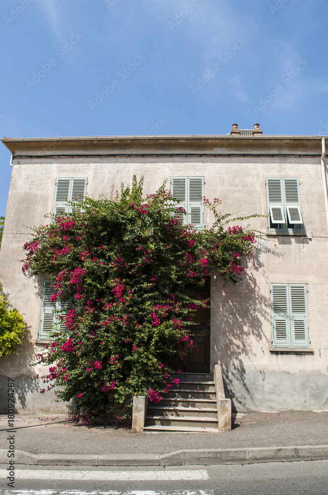Corsica, 29/08/2017: una casa mediterranea nei vicoli di San Fiorenzo, popolare villaggio di pescatori sulla costa ovest dell'Alta Corsica, chiamato la Saint-Tropez corsa