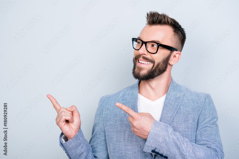 Φωτογραφία Close up portrait of young successful brunete bearded stock market broker guy on