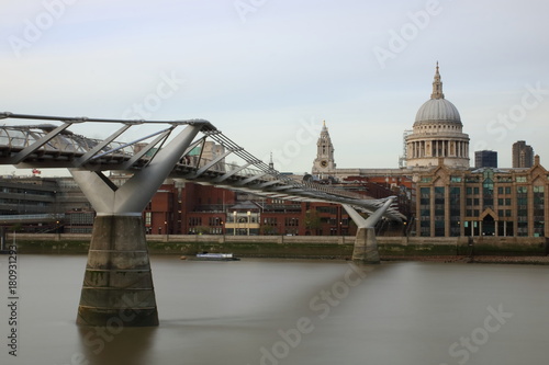 Londyn, widok na Tamizę, nowoczesny most Millenium Bridge i budynki po drugiej stronie rzeki, i katedrę świętego Pawła, długi czas naświetlania