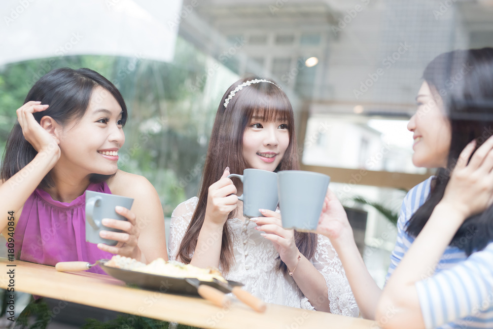 Fototapeta premium happy woman friends in restaurant