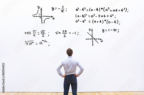 Foto student looking at mathematical formulas, learn maths education concept