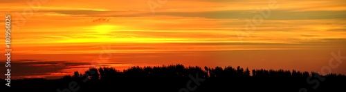 Panorama rot-goldener Himmel, Sonnenaufgang auf Rügen