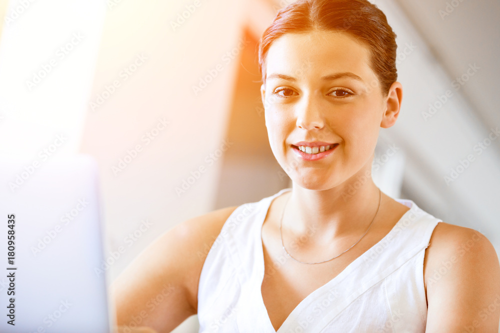 Naklejka premium Young beautiful woman working on her laptop
