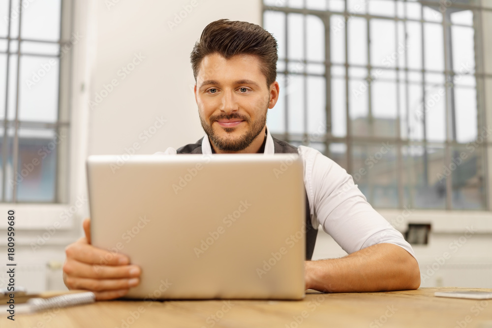 Fototapeta premium erfolgreicher unternehmer schaut auf seinen laptop