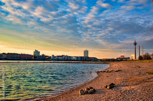 ドイツ・デュッセルドルフのライン川の朝焼け