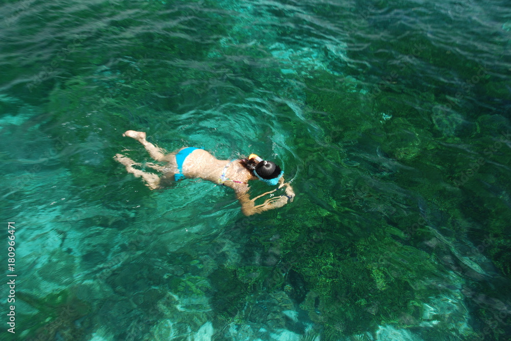 Snorkeling dans eau turquoise, Florès, Indonésie