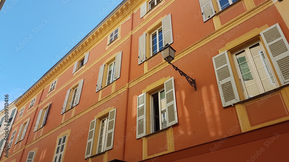 Fototapeta premium Façades colorées des immeubles à Nice