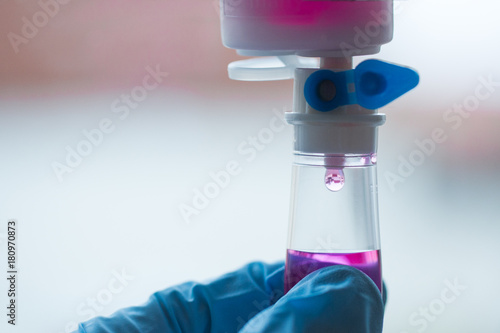 Tableau sur toile Chemotherapie - rote Infusion mit Gefahrenzeichen giftig