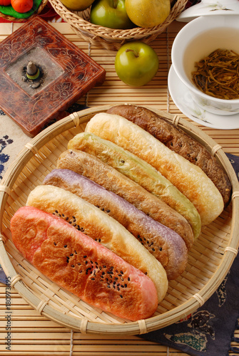 Taiwan's famous cake - ox-tongue-shaped pastry 
