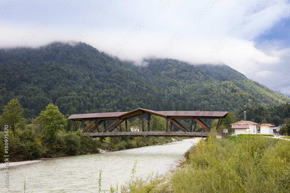 Fototapeta premium Brücke über der Großache, Kössen, Kaiserwinkl, Tirol, Österreich, Europa
