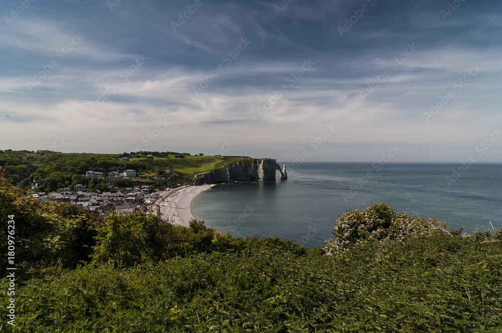 Etretat ist ein französischer Ort in der Normandie. Er ist bekannt für seine außergewöhnlichen Felsformationen aus Kreidefels und ein touristisches Highlight Frankreichs Etretat ist ein französischer Ort in der Normandie. Er ist bekannt für seine außergewöhnlichen Felsformationen aus Kreidefels und ein touristisches Highlight Frankreichs