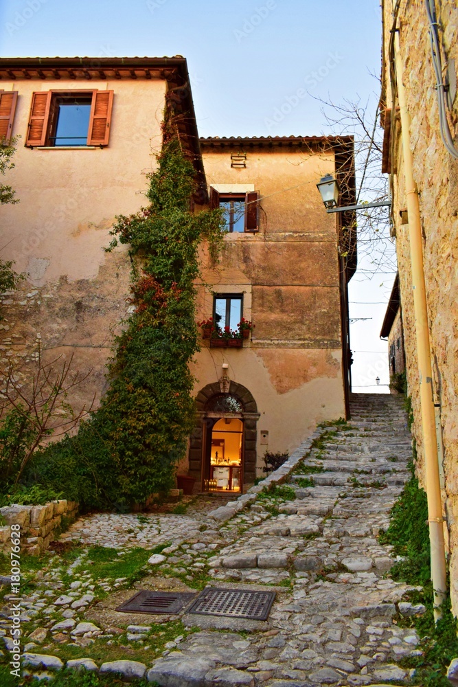 vecchia strada di ciottoli nel borgo medievale di Labro a Rieti, Lazio, Italia