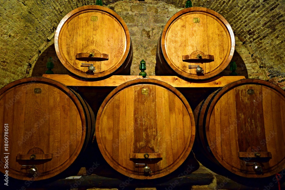 antica cantina di vino Chianti con botti in rovere in Toscana Italia 