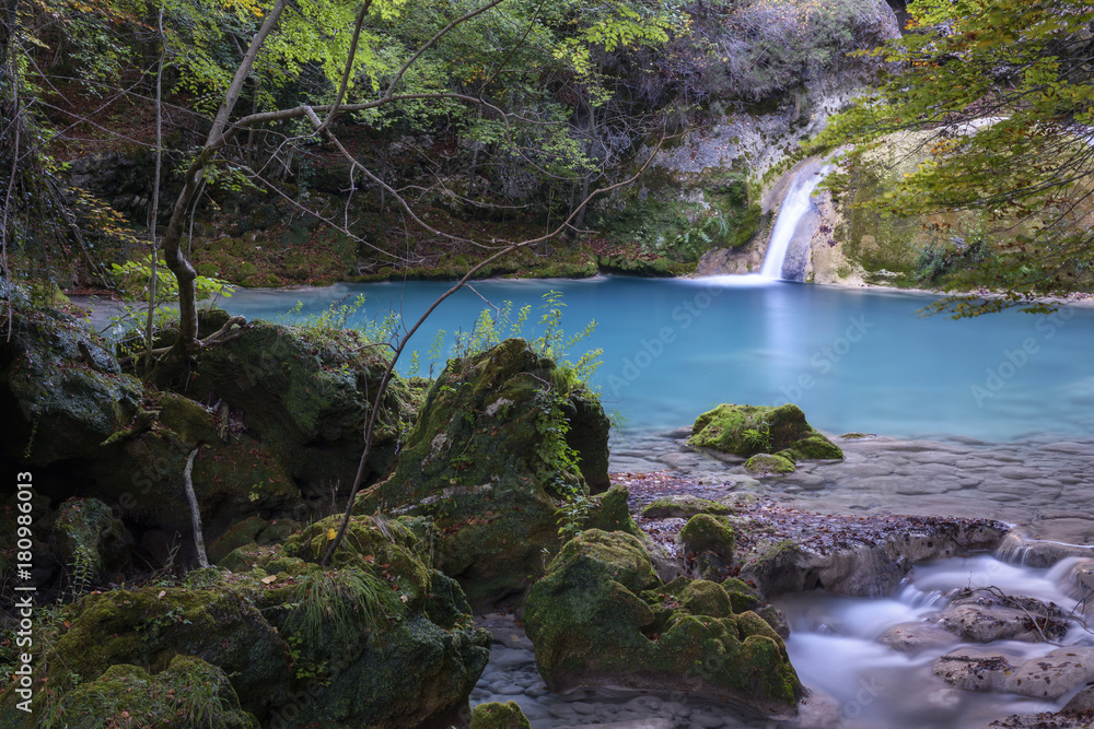 Pequeña cascada en el río Urederra. Navarra. España Pequeña cascada en el río Urederra. Navarra. España
