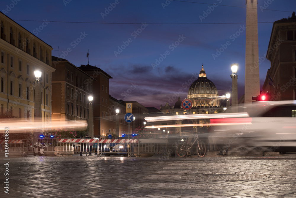 Città del vaticano di sera con scie delle automobili e la cupola di san Pietro , Roma - Italia 