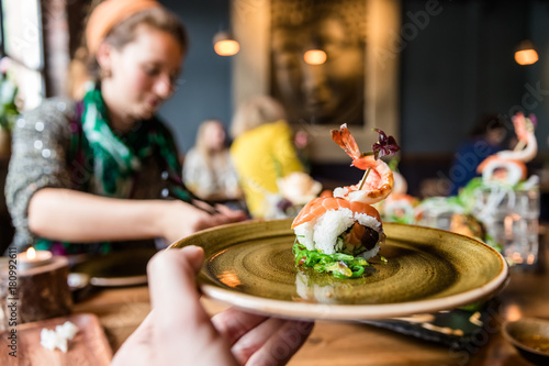 Sushi-Teller mit Hand © Stephan Dinges