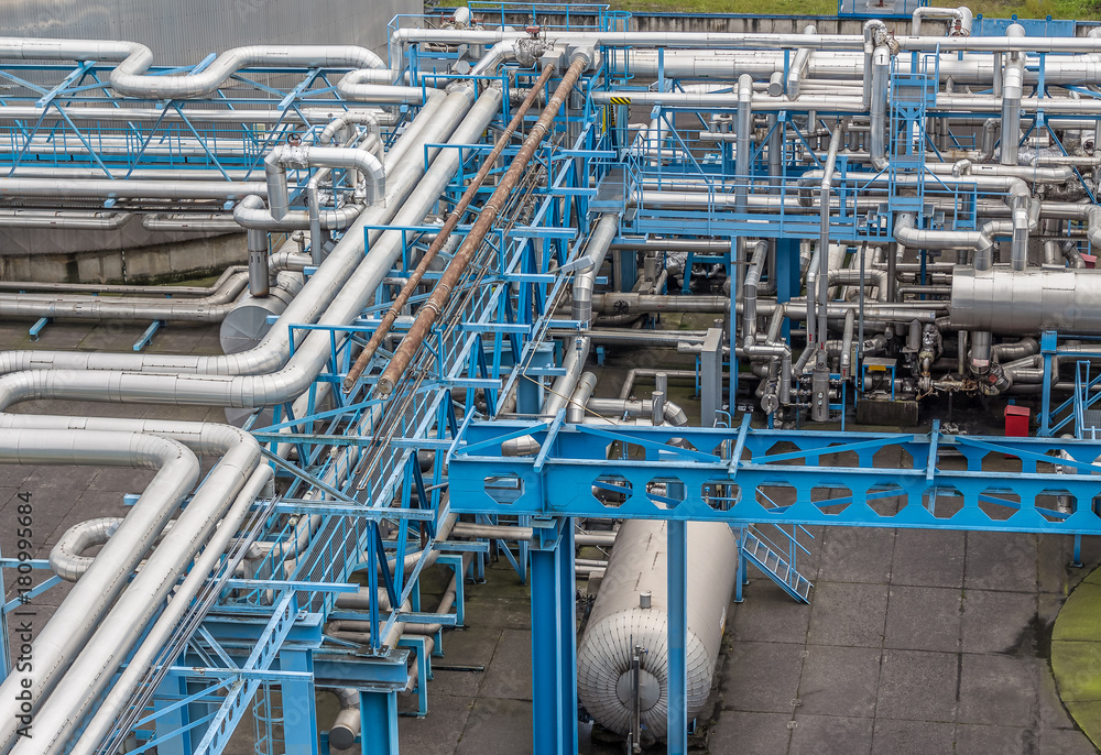 Infrastruktura przemysłowa w fabryce. Rury i systemy przesyłu paliw i gazów technicznych. Infrastruktura przemysłowa w fabryce. Rury i systemy przesyłu paliw i gazów technicznych.