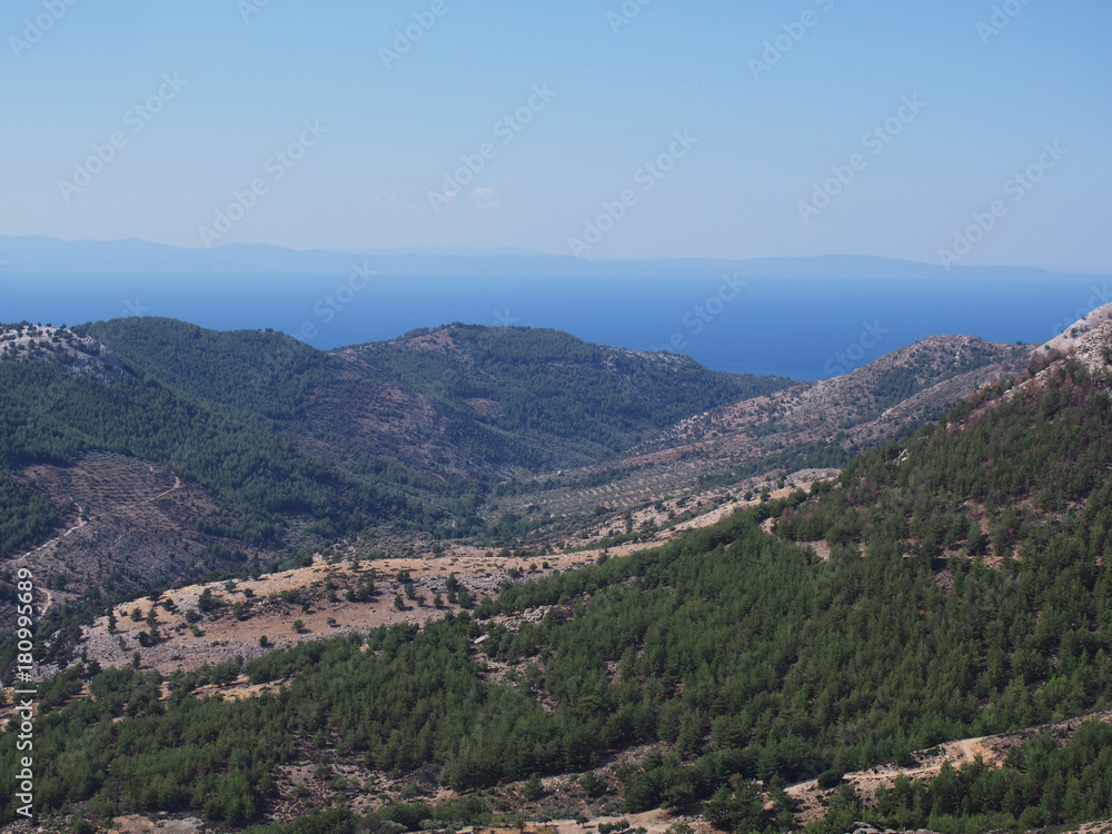 Widok na wybrzeże i góry greckiej wyspy Thassos