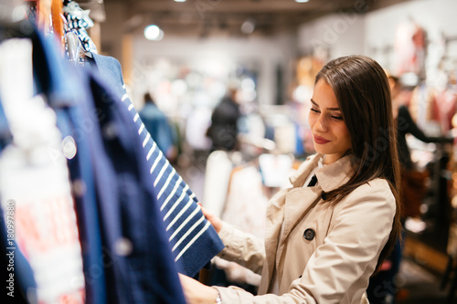 Fotografía Beautiful woman buying clothes