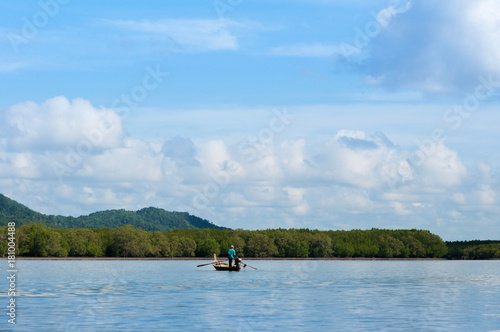 Foto Thai longtail fishing boat in Tung Yee Peng Koh Lanta island, Krabi, Thailand