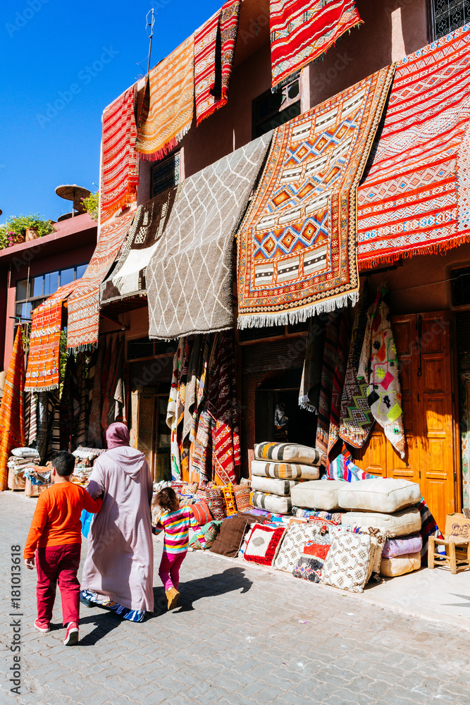 Obraz premium colorful carpets hanging at moroccan shops, marrakech