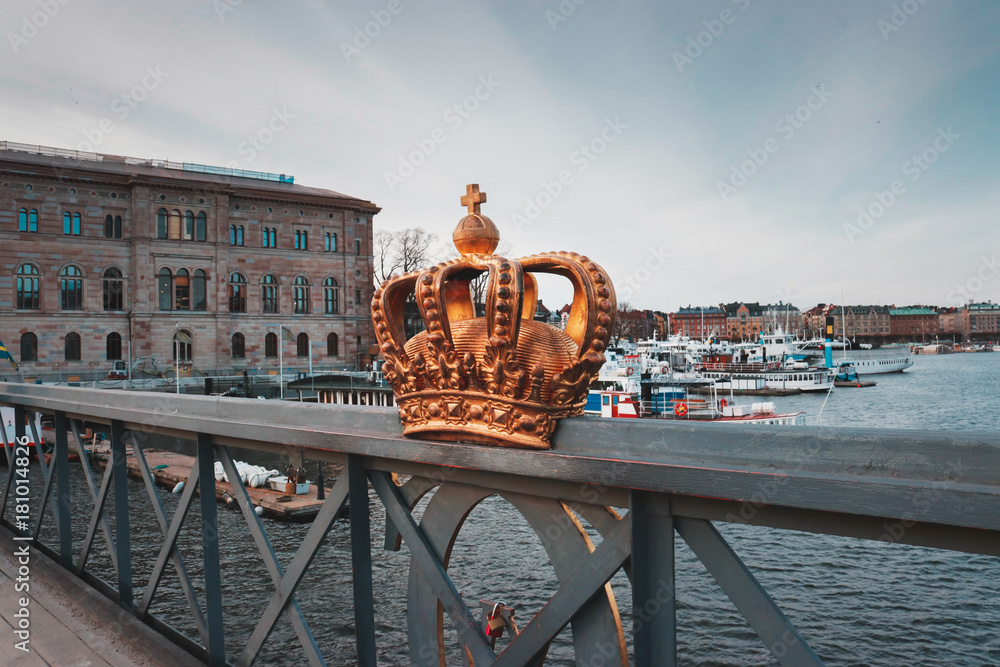 Φωτογραφία Stockholm Skeppsholmsbron (Skeppsholm Bridge) with famous golden crown, Urban st