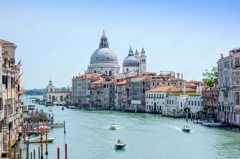 Naklejka premium Piękny widok na ulicę wodną i stare budynki w Wenecji, WŁOCHY