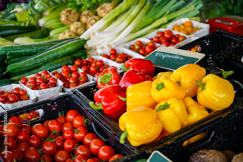 Regionale Vermarktung - knackiges Gemüse auf dem Wochenmarkt photo