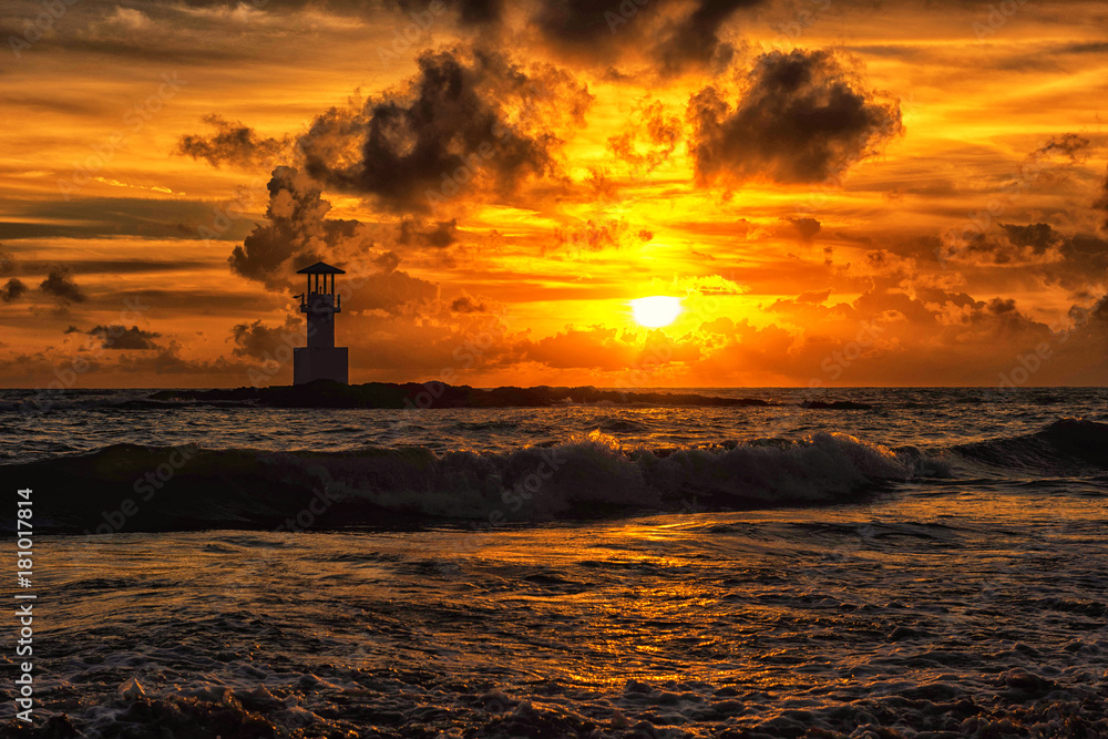 Φωτογραφία The sun shines on the clouds and the sky and the sea are filled with golden colors