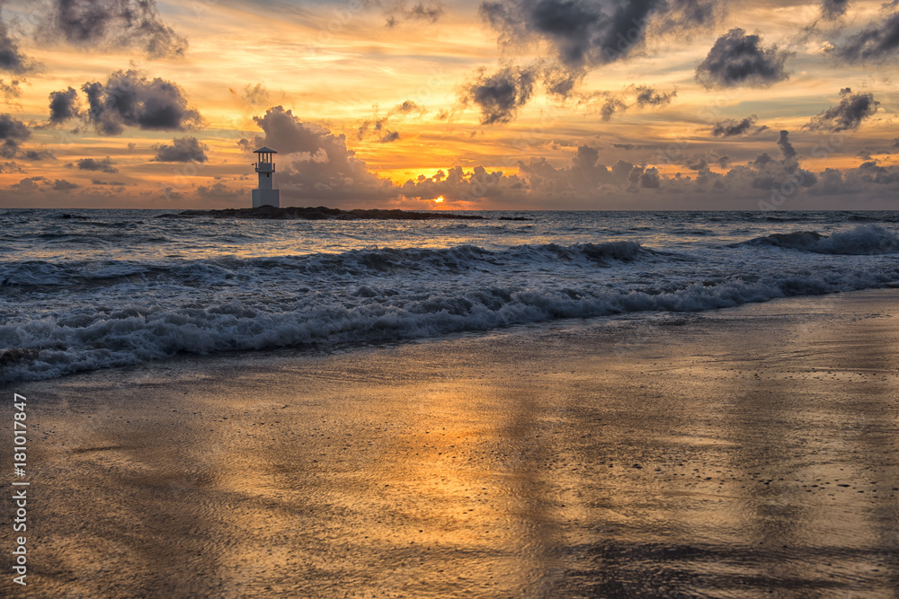 Φωτογραφία The sun shines on the clouds and the sky and the sea are filled with golden colors