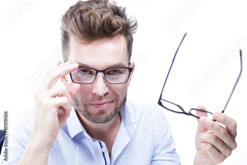 Młody mężczyzna wybiera oprawki okularów 