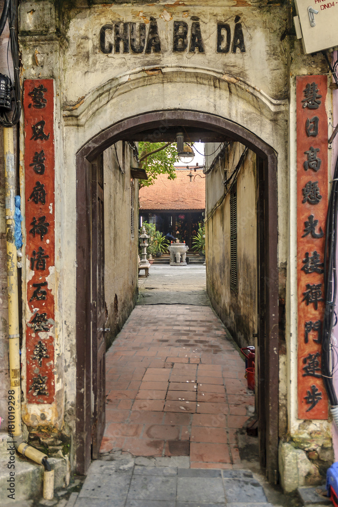 Φωτογραφία old pagoda in the streets of the City of hanoi, Vietnam.