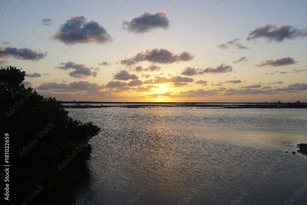 Sonnenuntergang in einer Lagune in Santa Lucia auf Kuba, Karibik