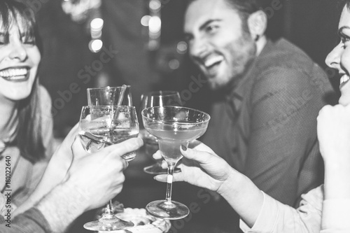 Canvas Print Happy friends cheering at cocktail jazz bar - Young trendy people having fun dri