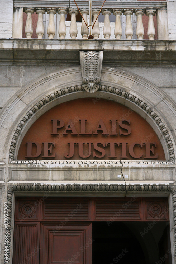 Obraz premium La porte d'un palais de justice