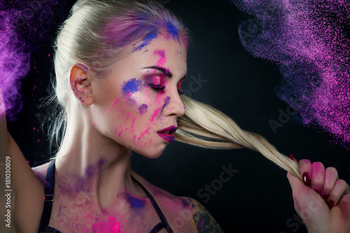 Buntes Make-up - Frau - Gesicht - Holi - Farben - kreativ - Pulver