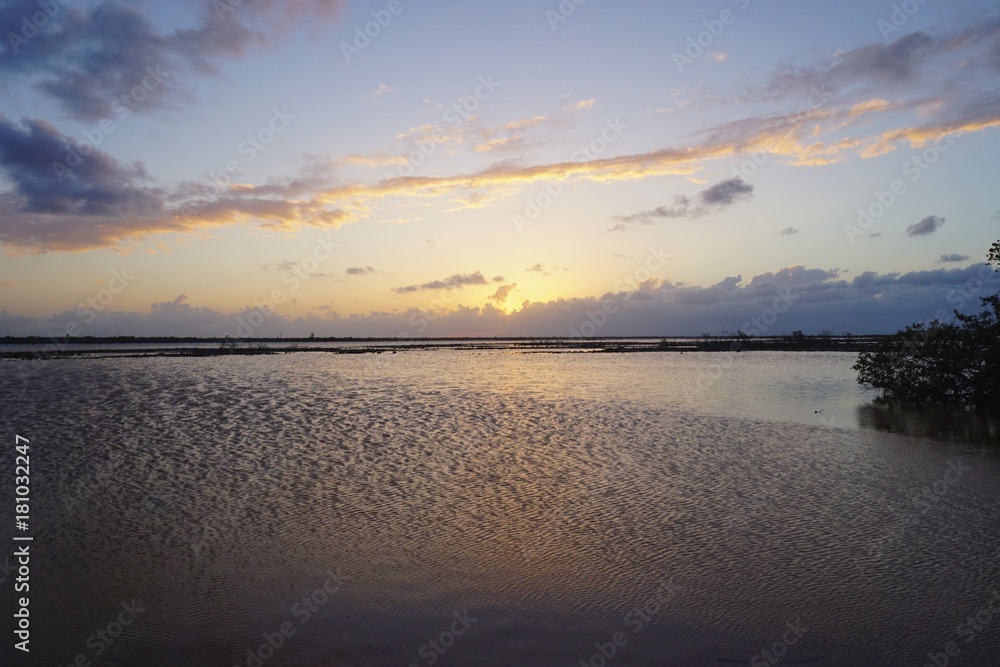 Fototapeta premium Sonnenuntergang in einer Lagune in Santa Lucia auf Kuba, Karibik