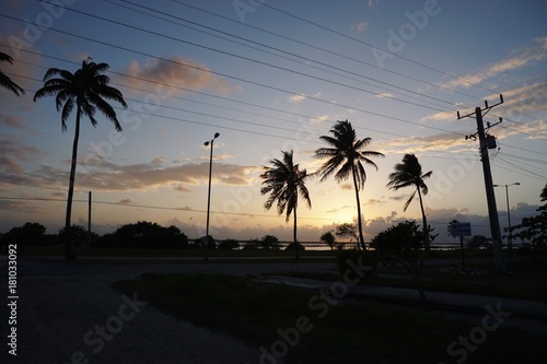 Sonnenuntergang an einer Lagune in Santa Lucia auf Kuba, Karibik