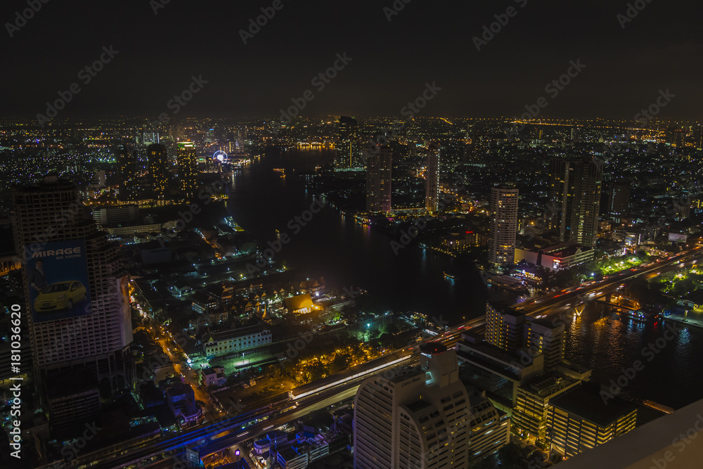 Luftaufnahme von Bangkok mit Blick auf den Chao Phraya Fluss bei Nacht aufgenommen im November 2013
