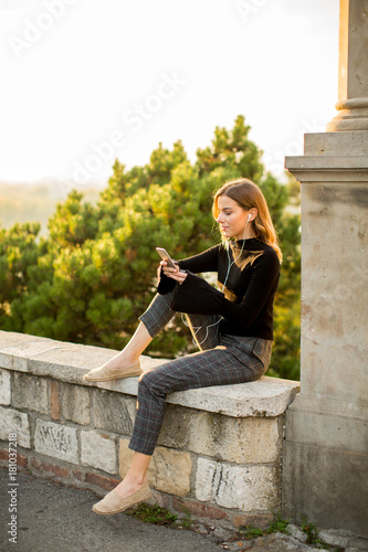 Young woman holding mobile ...