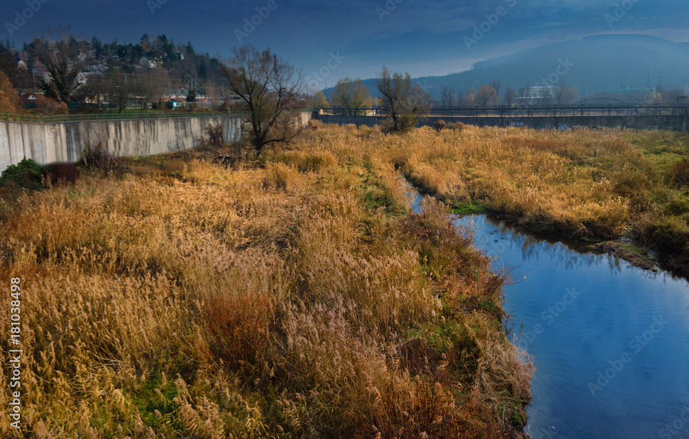 Wienfluss mit Wehranlage im Westen von Wien Wienfluss mit Wehranlage im Westen von Wien