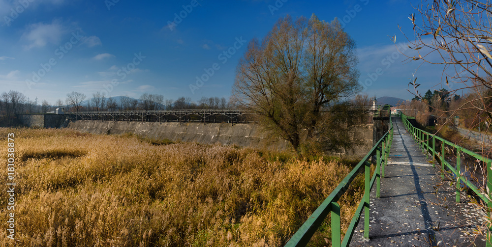 Wienfluss mit Wehranlage im Westen von Wien Wienfluss mit Wehranlage im Westen von Wien