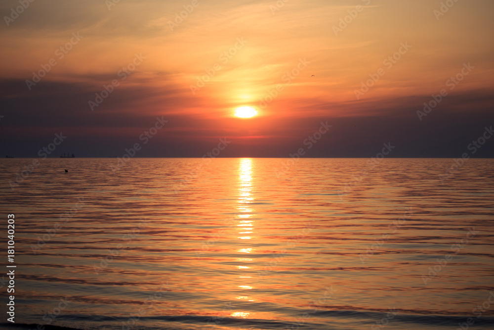 Naklejka premium Sea Sunrise with clouds and waves