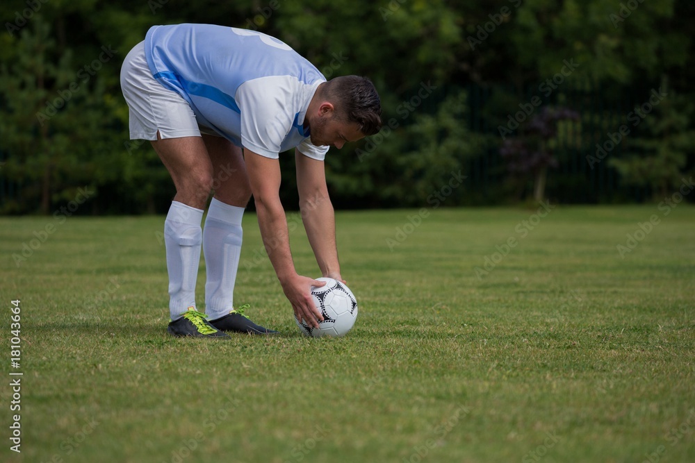 Obraz premium Football player ready to kick the soccer ball