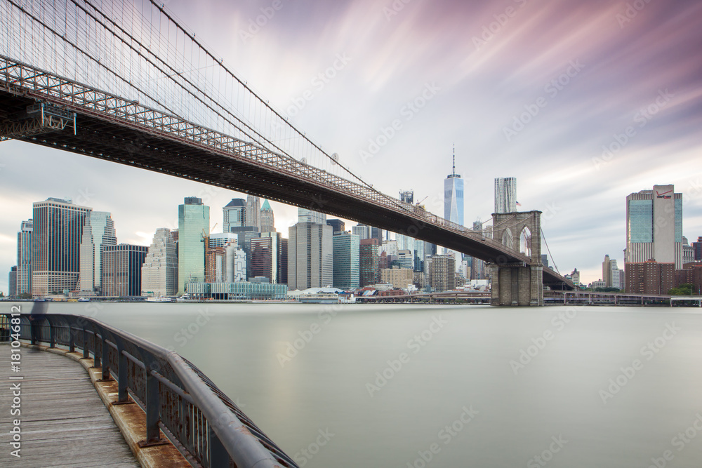 Fototapeta premium New York - Manhattan Skyline und Brooklyn Bridge sunset