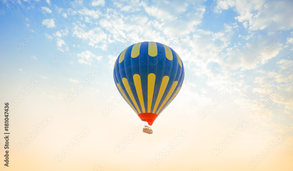 Fototapeta premium Latający balon na niebie.