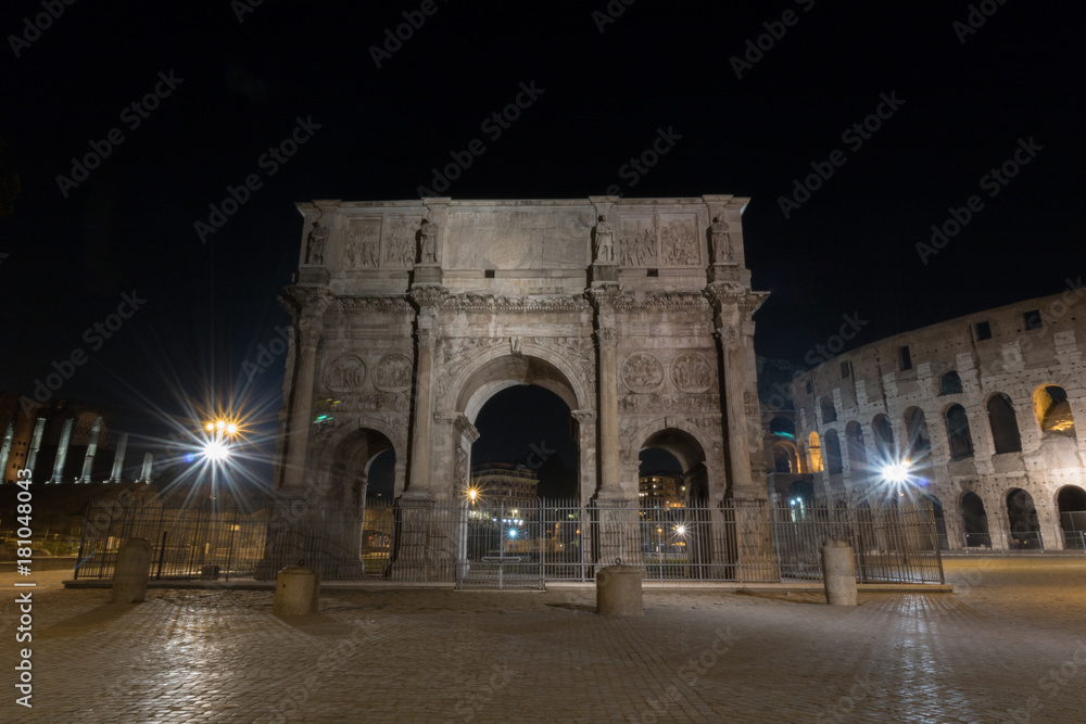 Naklejka premium Koloseum w Rzymie w nocy. Włochy
